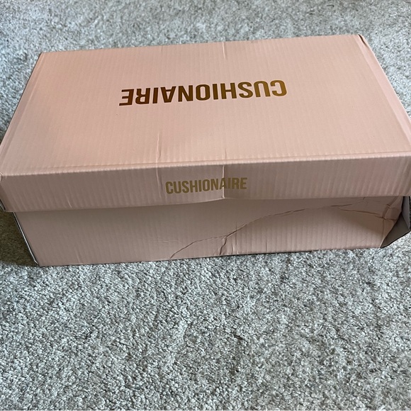 Cushionaire Women's Cream Sneakers, sz 9.5W - Picture 12 of 14